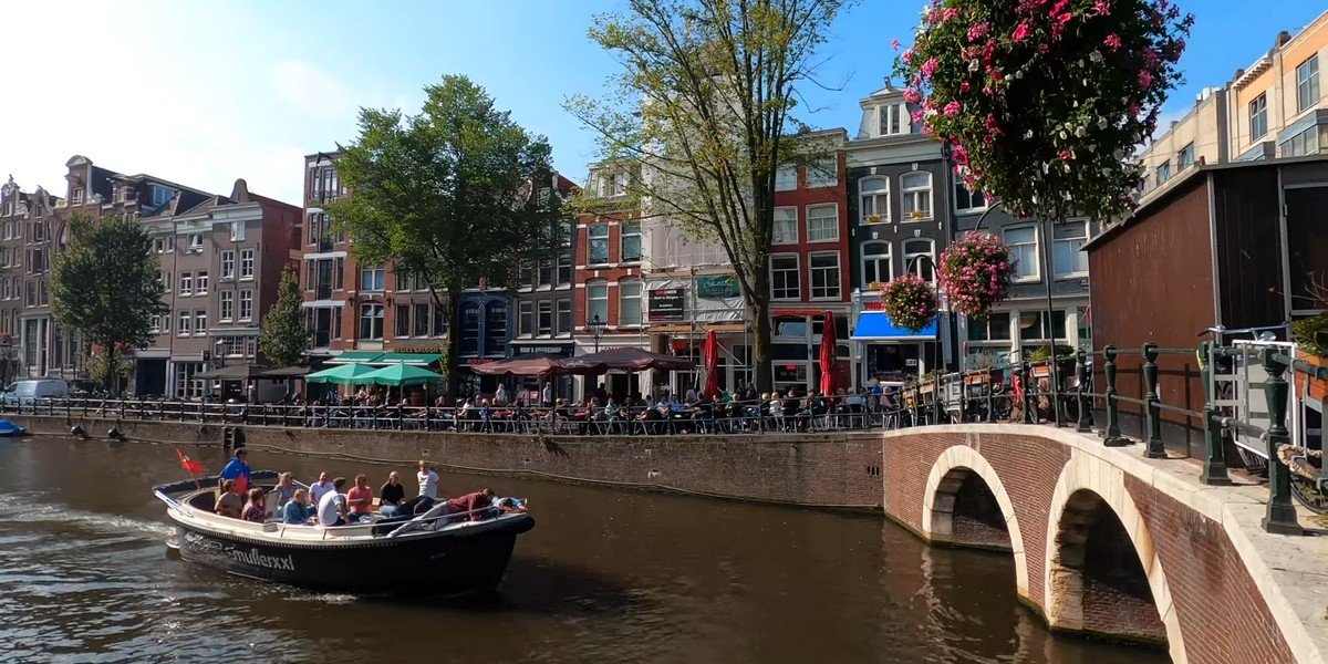 Amsterdam Boat Cruise with Drinks, Cheese and Live Guide Amsterdam Boat Cruise with Drinks, Cheese and Live Guide