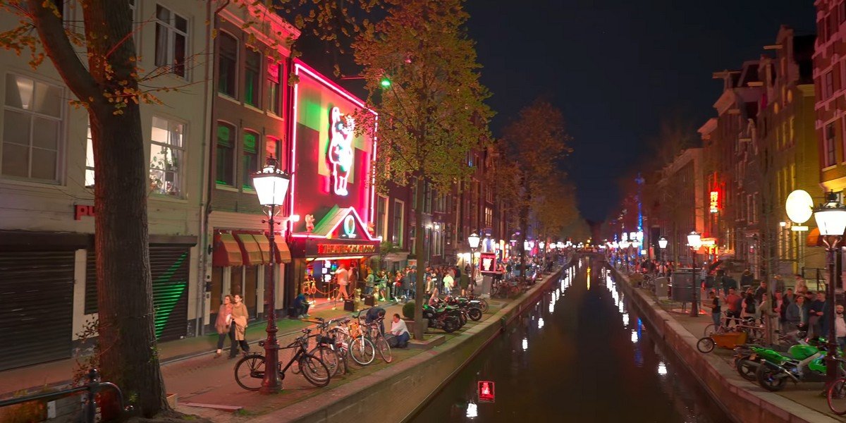 Coffee Shops and Red Light District Tour in Amsterdam Coffee Shops and Red Light District Tour in Amsterdam