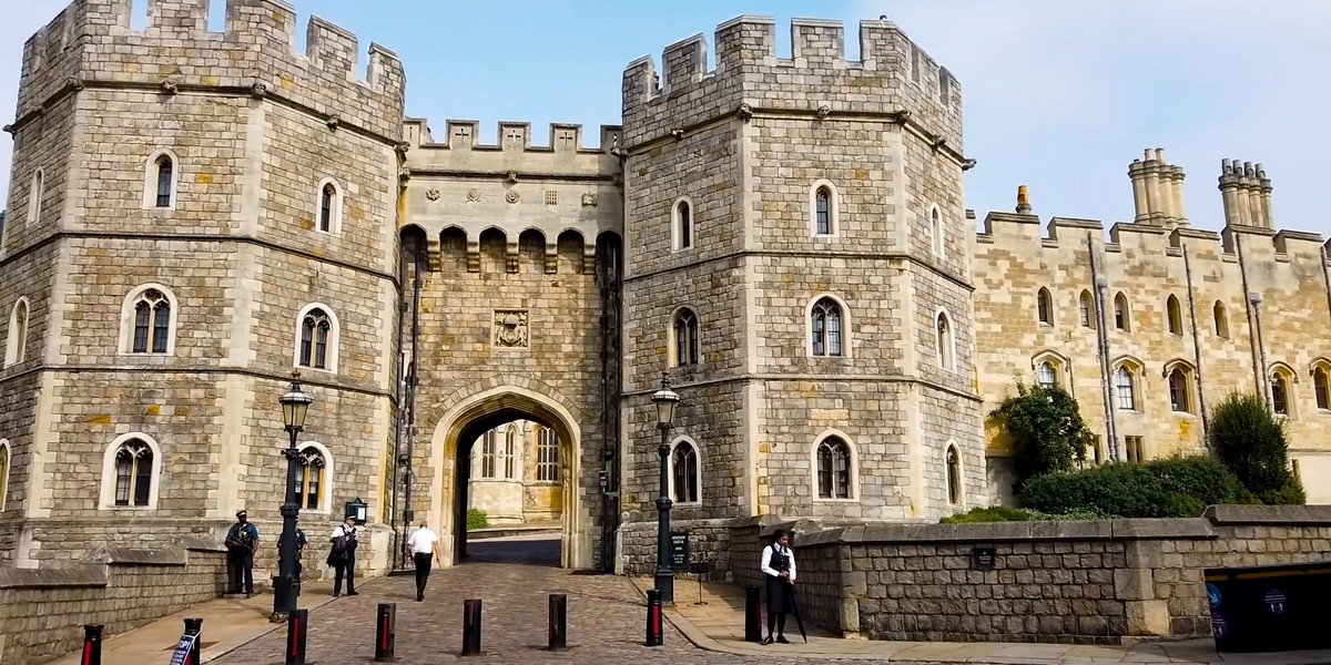 Day Tour to Stonehenge, Windsor Castle and Bath with Lunch in Pub Day Tour to Stonehenge, Windsor Castle and Bath with Lunch in Pub