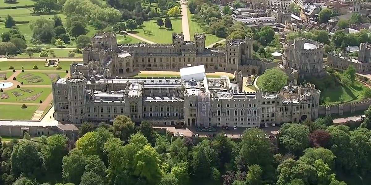Tour of Windsor Castle (Admission included) Tour of Windsor Castle (Admission included)