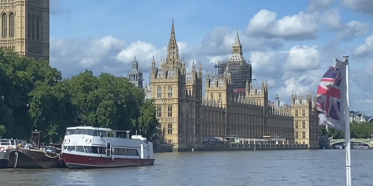 Sightseeing London Thames River Cruise with Tea on Board Sightseeing London Thames River Cruise with Tea on Board