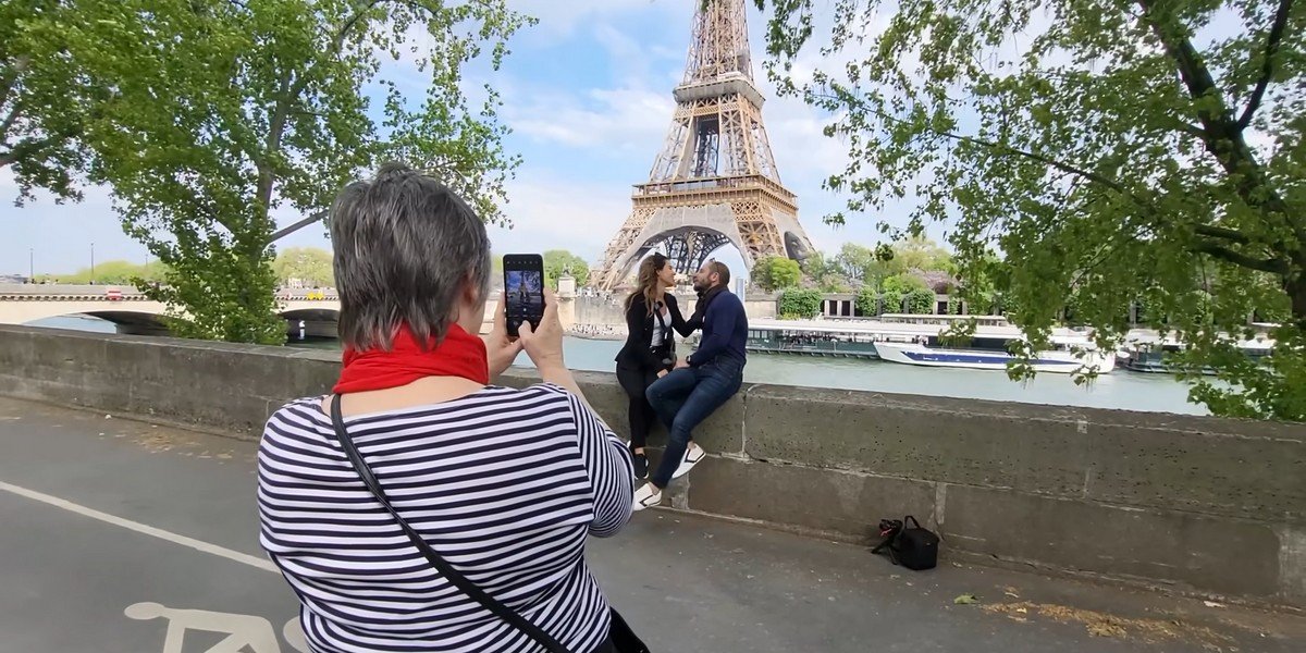 Photo Shooting in Paris with a Professional Photographer Photo Shooting in Paris with a Professional Photographer